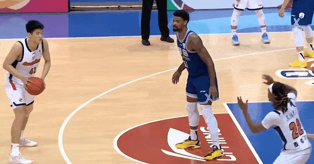 开云APP-麦考尔卡位要球被吹进攻犯规，加时赛2次进攻犯规5犯离场